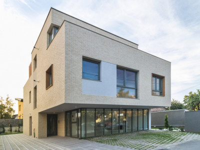 Spatiu servicii / birouri, 276 mp, 3 niveluri, 6 parcari, Gheorgheni