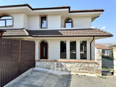 Casa individuala, 150 mp, 4 camere, 4 bai, teren 450 mp, Dezmir
